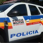 Após quebrar TV, homem pega duas facas e esfaqueia companheira na RMBH