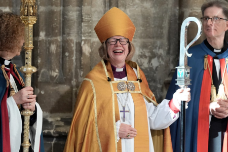 Arcebispa Sarah Mullally, empossada nessa quarta-feira (25)