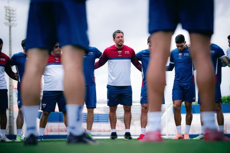 Thiago Carpini conversa com jogadores durante treino do Fortaleza