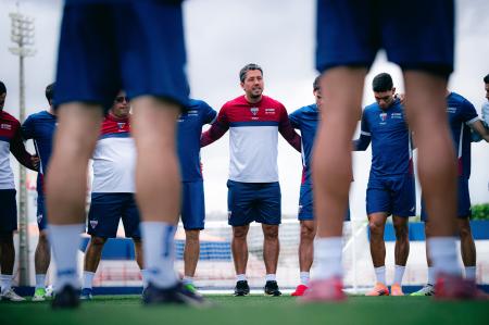 Thiago Carpini conversa com jogadores durante treino do Fortaleza