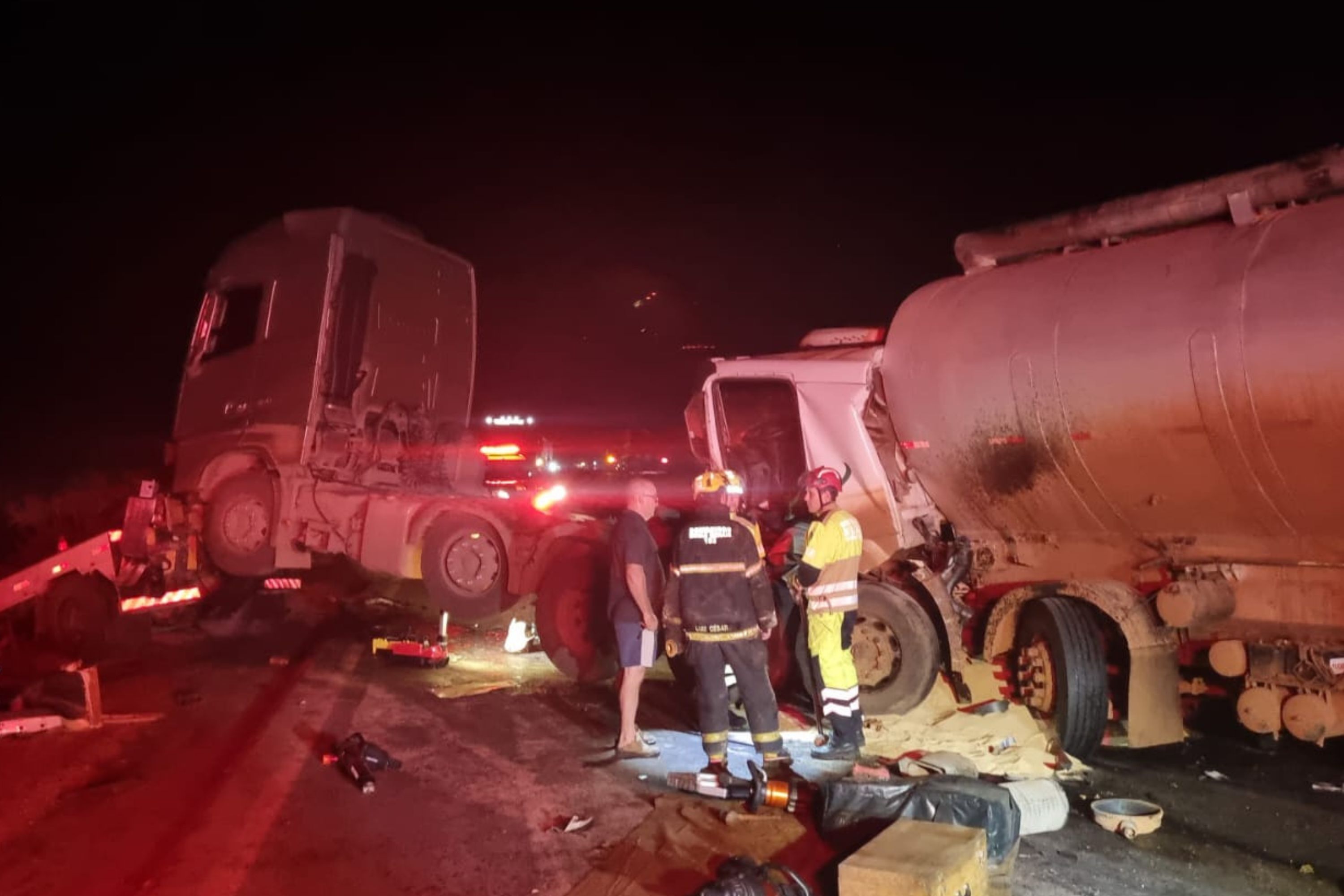 Grávida morre em acidente envolvendo quatro carretas na BR-365, em MG