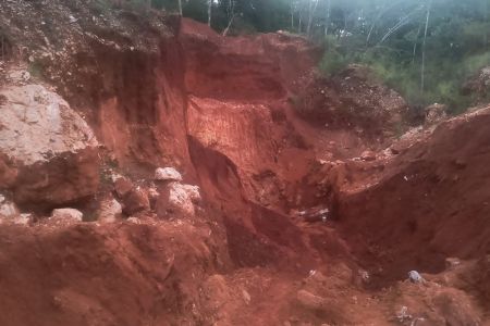 Homens trabalhavam na base de um talude quando o terreno cedeu