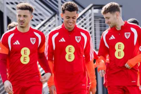 Jogadores galeses em treino preparatório para a repescagem europeia
