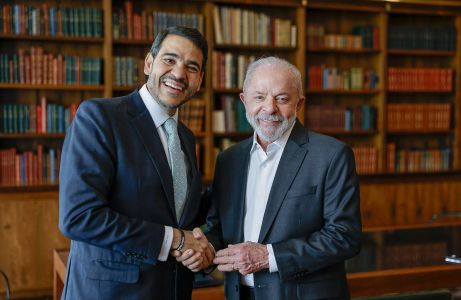 O advogado-geral da União, Jorge Messias (esq.), e o presidente Lula (dir.)