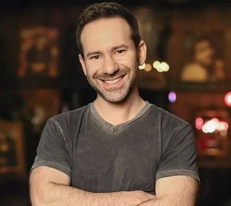 Leonid Radvinsky com um fundo desfocado