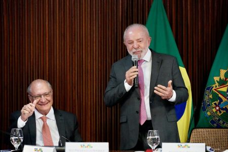 O vice-presidente Geraldo Alckmin (esq.) e o presidente Lula (dir) durante reunião ministerial nesta terça-feira (31)