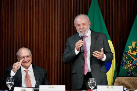O vice-presidente Geraldo Alckmin (esq.) e o presidente Lula (dir) durante reunião ministerial nesta terça-feira (31)