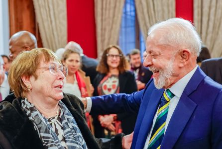 O presidente Lula (esq.) e a ex-presidente do Chile Michelle Bachelet (dir.)