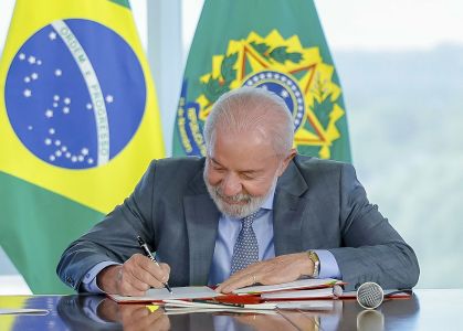 O presidente Luiz Inácio Lula da Silva sancionando um texto, no Palácio do Planalto