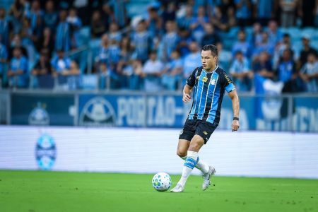 Marlon em ação pelo Grêmio