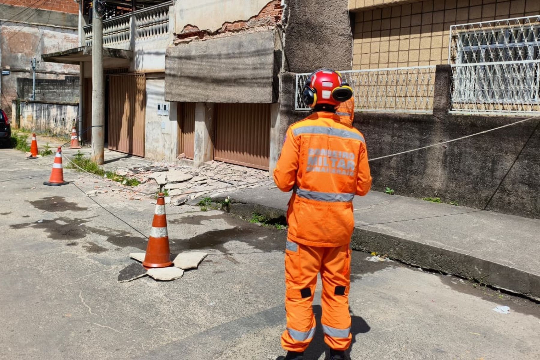 Marquise de imóvel desaba no Bairro Santa Efigênia em Juiz de Fora
