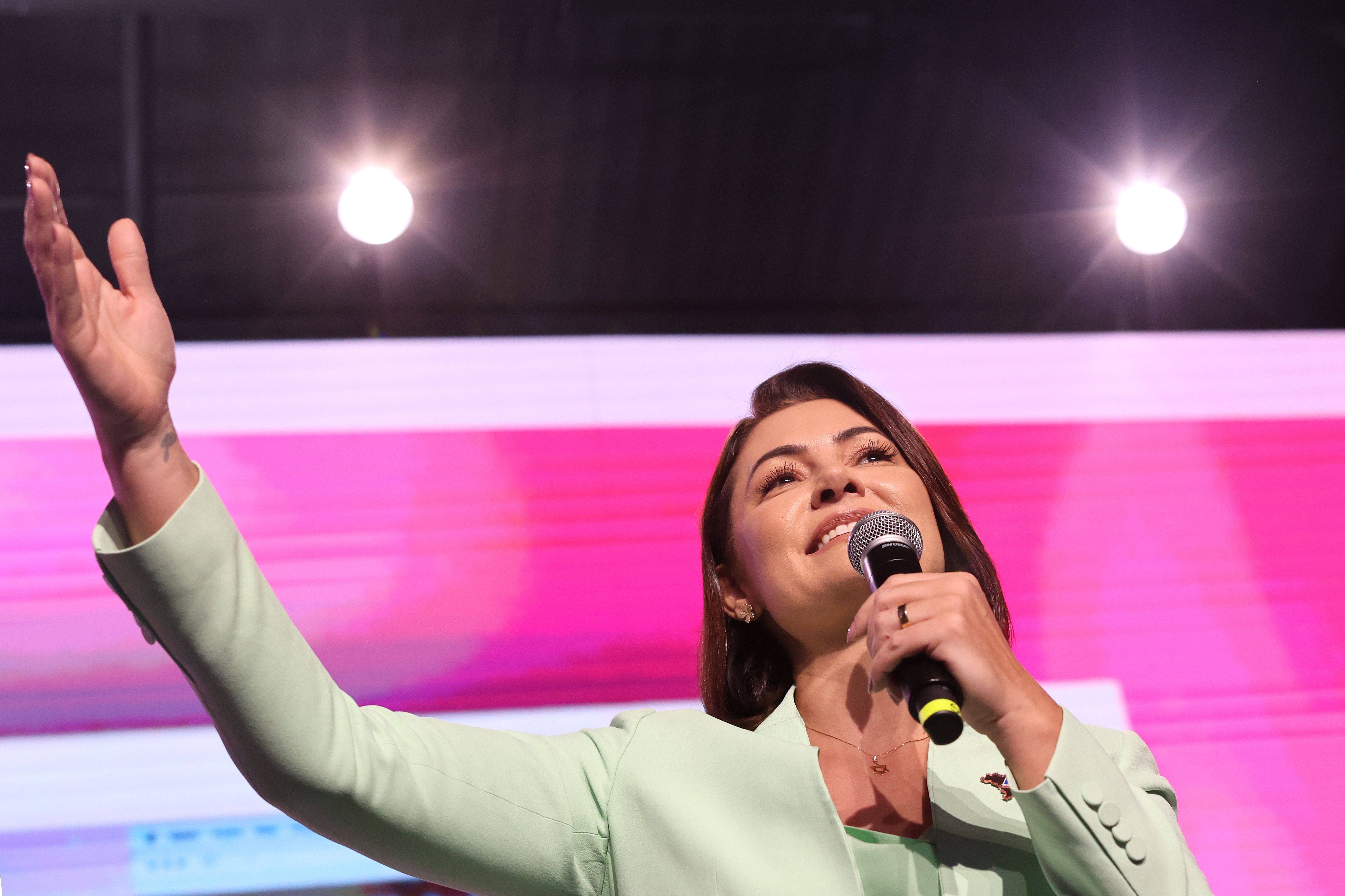 Michelle diz que vai priorizar Bolsonaro e descarta discutir política