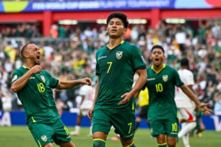 Miguelito comemora o gol da vitória boliviana sobre Suriname
