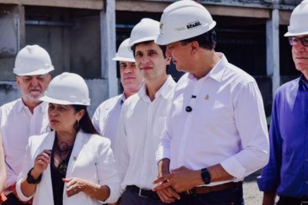 Ministro Camilo Santana e Reitora Girlene Alves durante visita às obras do HU-UFJF nesta segunda (16) • Carolina de Paula/UFJF