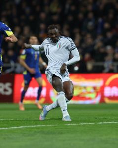 Moise Kean abriu o placar para a Itália no jogo contra a Bósnia com um belo chute • Divulgação/Itália