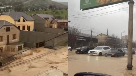 Imagens mostram enchentes em região da Rússia. Do lado esquerdo, casas de dois andares ou mais estão com o primeiro andar submerso após chuvas. Do lado direito, carros andam em ruas alagadas.
