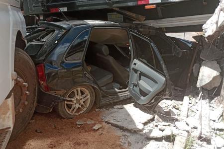 Motorista estava em carro que ficou sob o baú da carreta arrastado pelo trem em Carandaí • Brigada Municipal de Carandaí/Divulgação