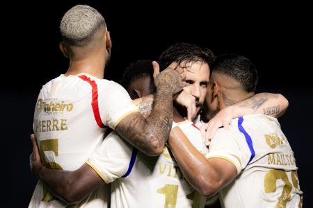 Jogadores do Fortaleza comemoram gol sobre o Nova Iguaçu