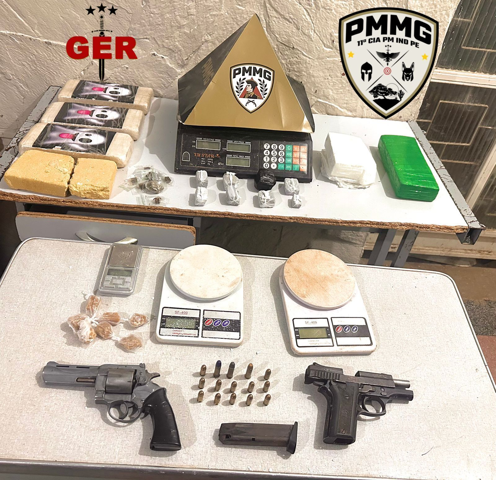 Dupla é presa com drogas, armas e carro clonado no Centro de Montes Claros