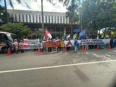 Servidores na porta da ALMG em dia da cerimônia de posse de Mateus Simões (PSD) • Bernardo Estillac/ Itatiaia