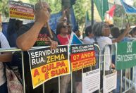 Servidores protestam contra Zema e Simões em cerimônia de troca no Governo