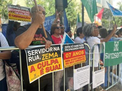 Servidores protestam por recomposição salarial durante cerimônia de posse de Mateus Simões