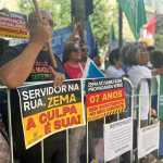 Servidores protestam contra Zema e Simões em cerimônia de troca no Governo