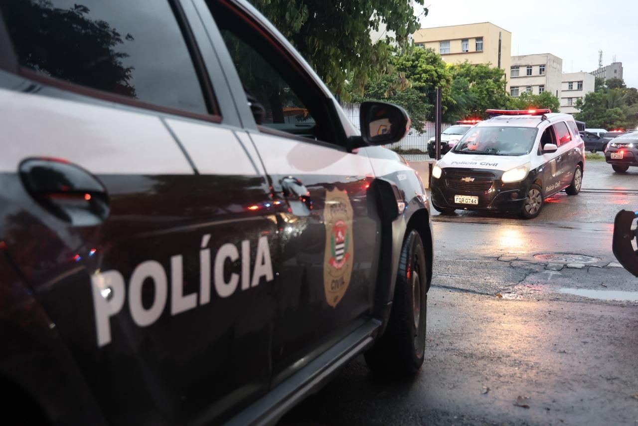 Homem diz que acorrentava o filho para que ele não fugisse; suspeito foi preso