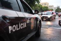 Homem diz que acorrentava o filho para que ele não fugisse; suspeito foi preso