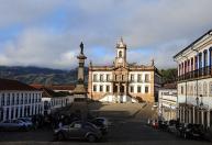 Cães em situação de rua na Praça Tiradentes são alvo de denúncias em Ouro Preto