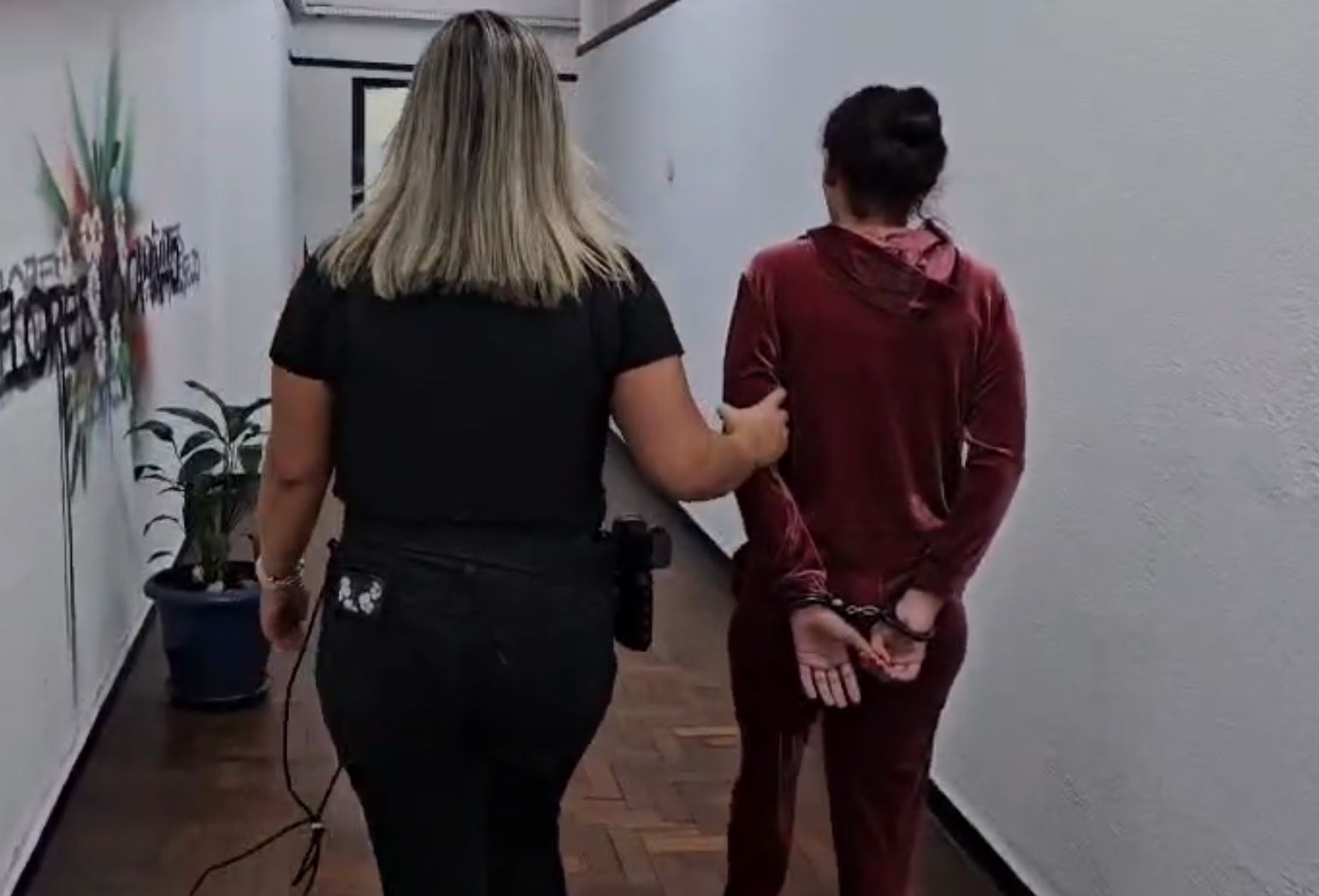 Mulher é presa ligada a piloto acusado de exploração infantil em SP