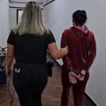 Mulher é presa ligada a piloto acusado de exploração infantil em SP