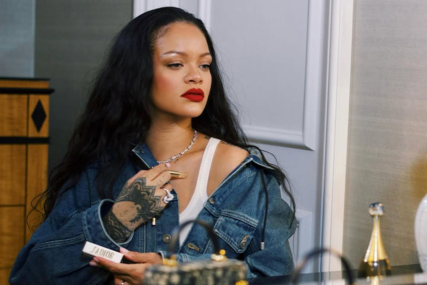 Rihanna retorna aos palcos em show de Jay-Z e brinca: ‘Estou enferrujada’
