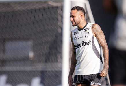 Neymar durante treino do Santos