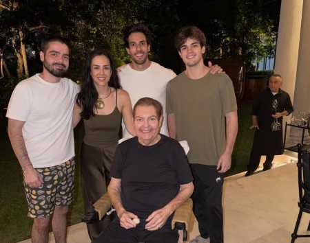 Faustão ao lado dos filhos e do genro
