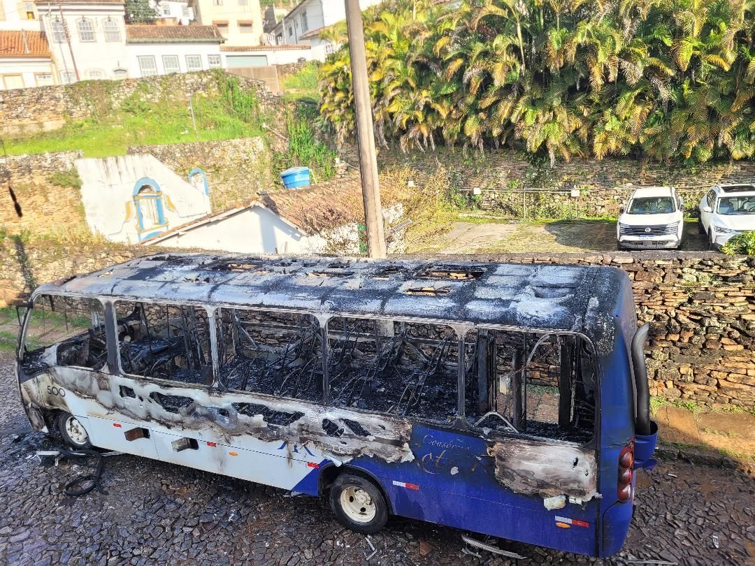 Ônibus da Rota Real pega fogo no centro histórico de Ouro Preto