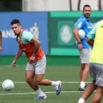 Paulinho participa de atividade e dá novo passo em recuperação no Palmeiras