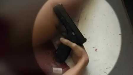 Arma encontrada na mão da soldado • Foto: Reprodução | TV Globo