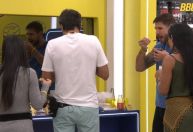 BBB 26 quebra a própria regra e serve banquete para grupo no 'Tá com Nada'