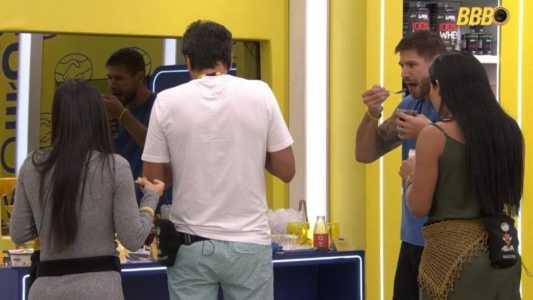 Grupo de Cowboy se delicia com banquete no Mercado VIP