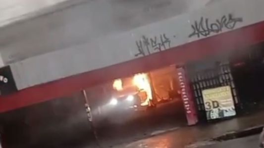 Carro pega fogo em oficina mecânica