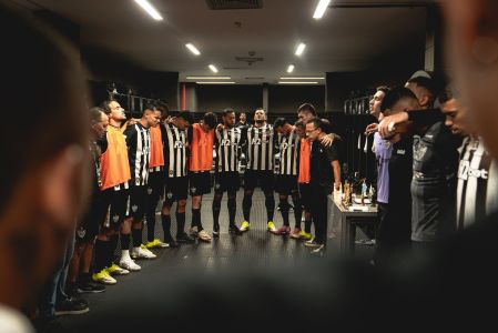 Time do Atlético reunido no vestiário da Arena MRV