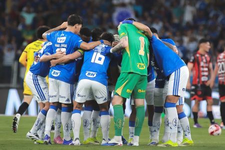 Time do Cruzeiro reunido no gramado do Mineirão