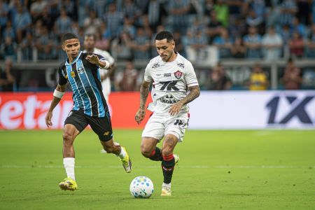 Atletas de Grêmio e Vitória durante a partida do Campeonato Brasileiro