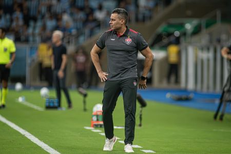 Técnico Jair Ventura durante partida entre Grêmio e Vitória