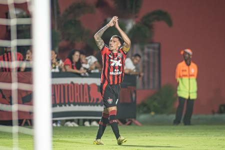 Volante Baralhas comemora gol do Vitória sobre o Mirassol
