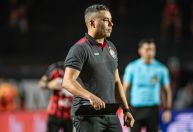 Jair Ventura cobra placar maior e mira campanha estável do Vitória