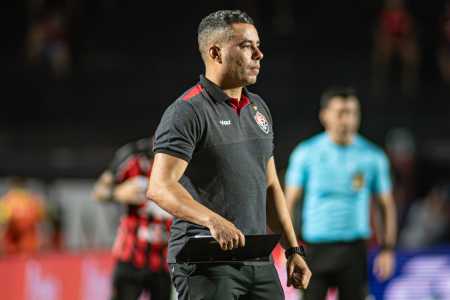 Técnico Jair Ventura durante partida entre Vitória e Mirassol