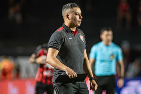Técnico Jair Ventura durante partida entre Vitória e Mirassol