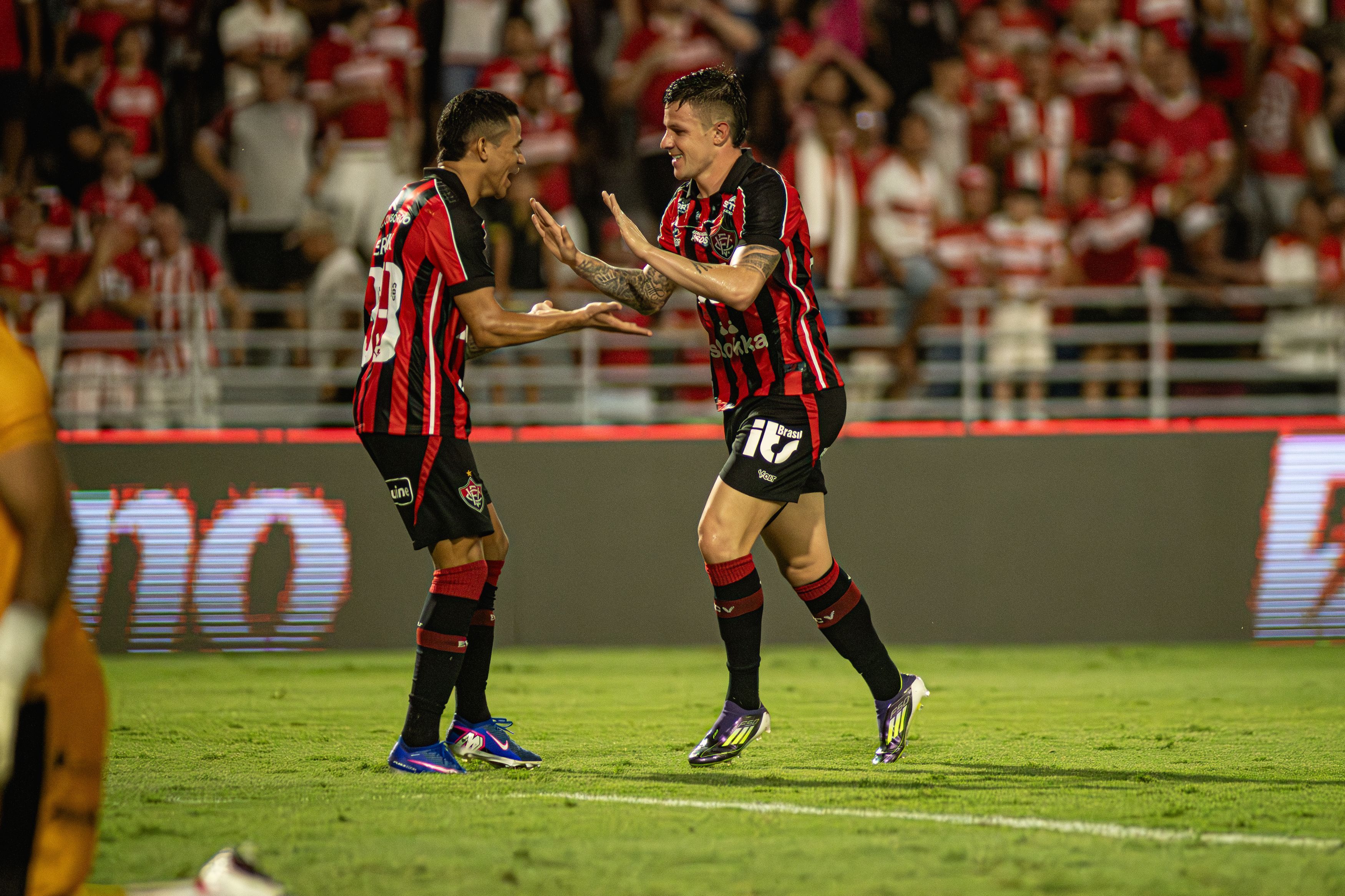 Vitória vence o CRB, fora de casa, e consegue o primeiro triunfo na Copa do Nordeste
